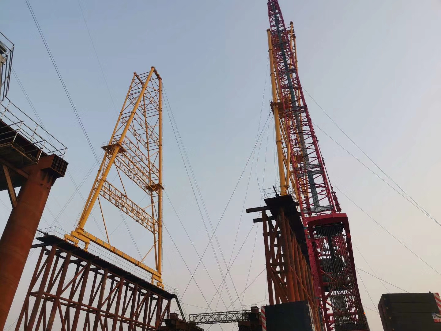 中交二公局濟(jì)南跨黃河橋項(xiàng)目，MG120噸-36米跨-54米高龍門吊，