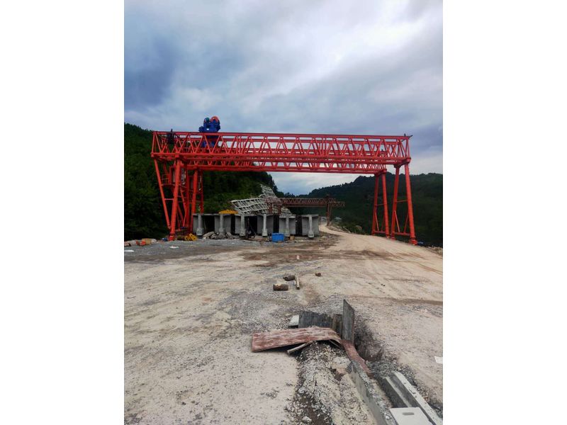 重慶匯森路橋工程建設(shè)有限公司，巴萬高速三標(biāo)項目部采購高遠(yuǎn)重型MG100/10-24m-9m龍門吊兩臺，設(shè)備發(fā)貨出廠