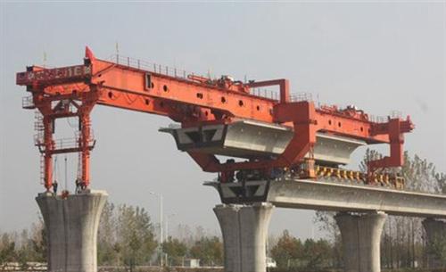 架橋機(jī)是種龐大而復(fù)雜的設(shè)備，具有許多工序日常維護(hù)很重要