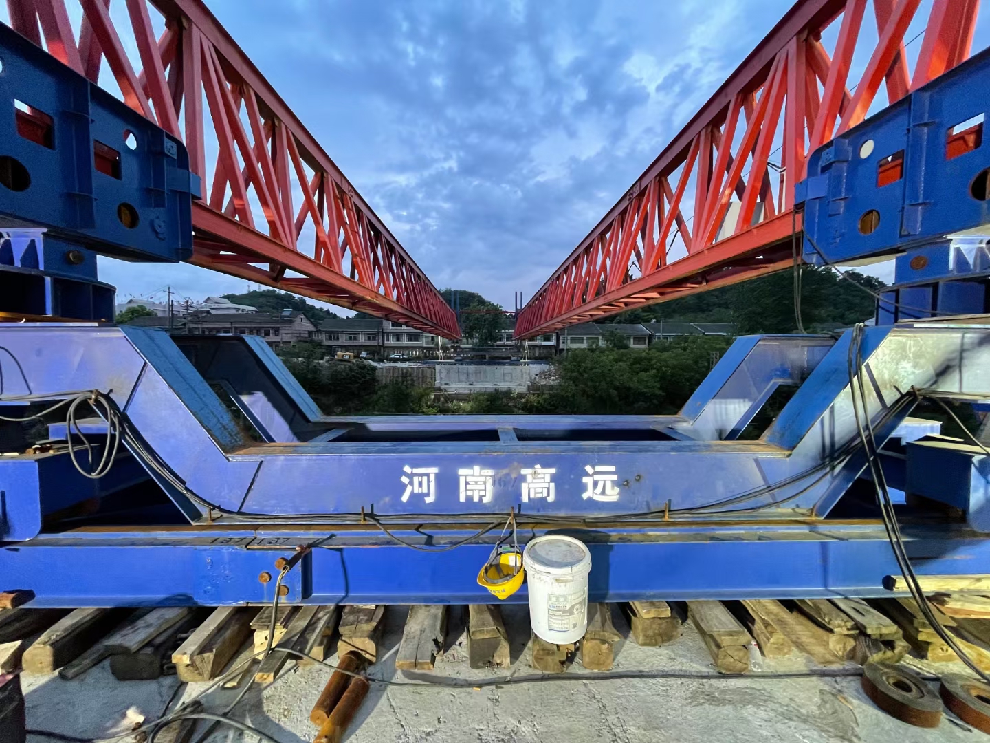 架橋機安裝人員要嚴格按照安裝計劃，要對參與安裝的所有人員進行培育