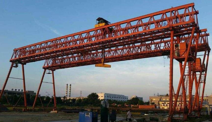 MG80/10T龍門(mén)吊在裝卸物料時(shí)應(yīng)注意什么？廠家給您解答