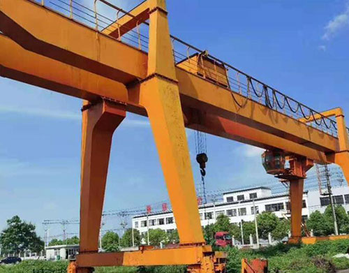 如何獲得龍門吊司機操作證，需要滿足哪些條件和通過哪些考試？